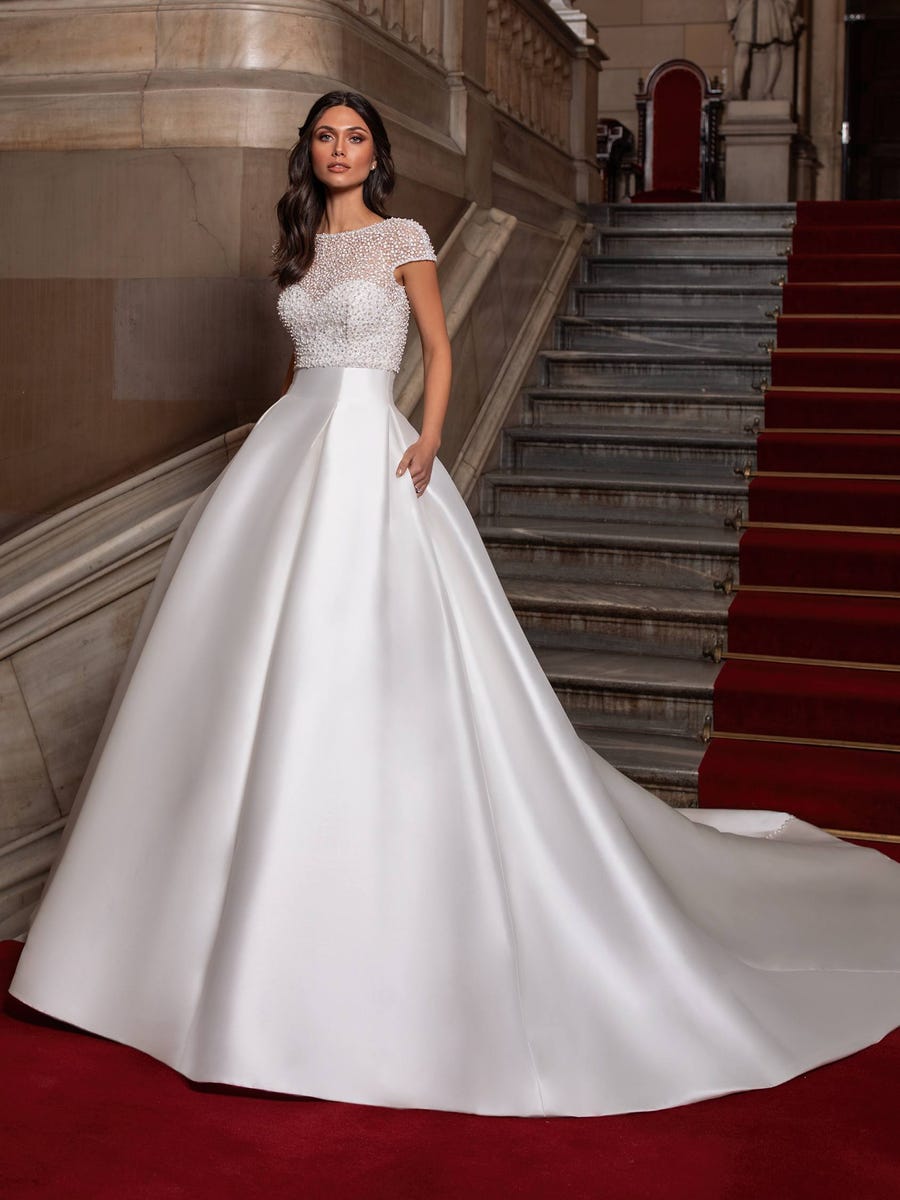 pronovias(vmrAX) close