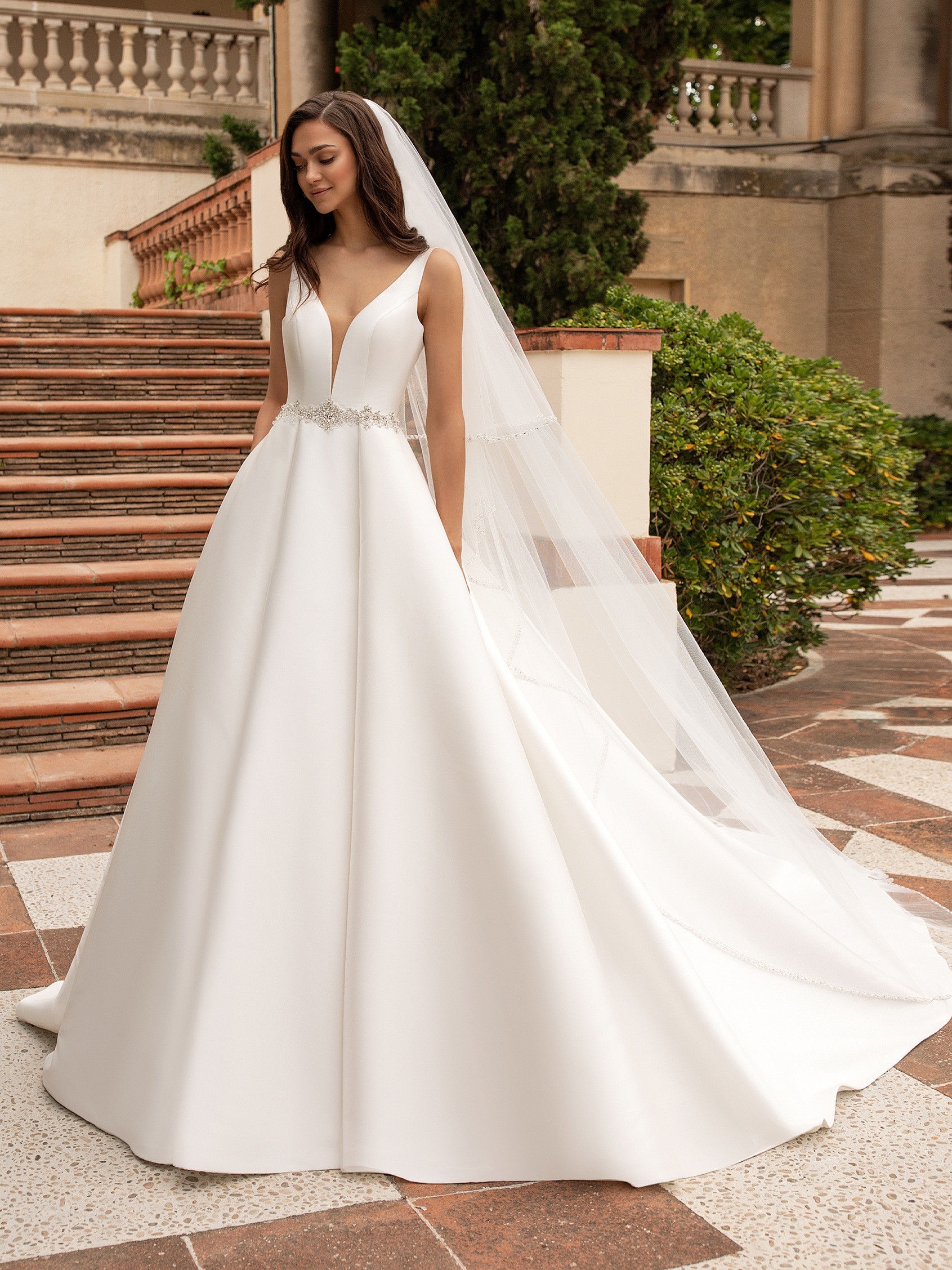 世界中の素敵なpronovias brideをご紹介。 . . . ドレス: LOIRE . . 総コード刺繍レースのクラシックなマーメイドドレス。  スカラップのハイネックとロングスリーブの エレガントな雰囲気と、キーホールバックの スタイリッシュさも併せ持つ1着。 . . 【repost 